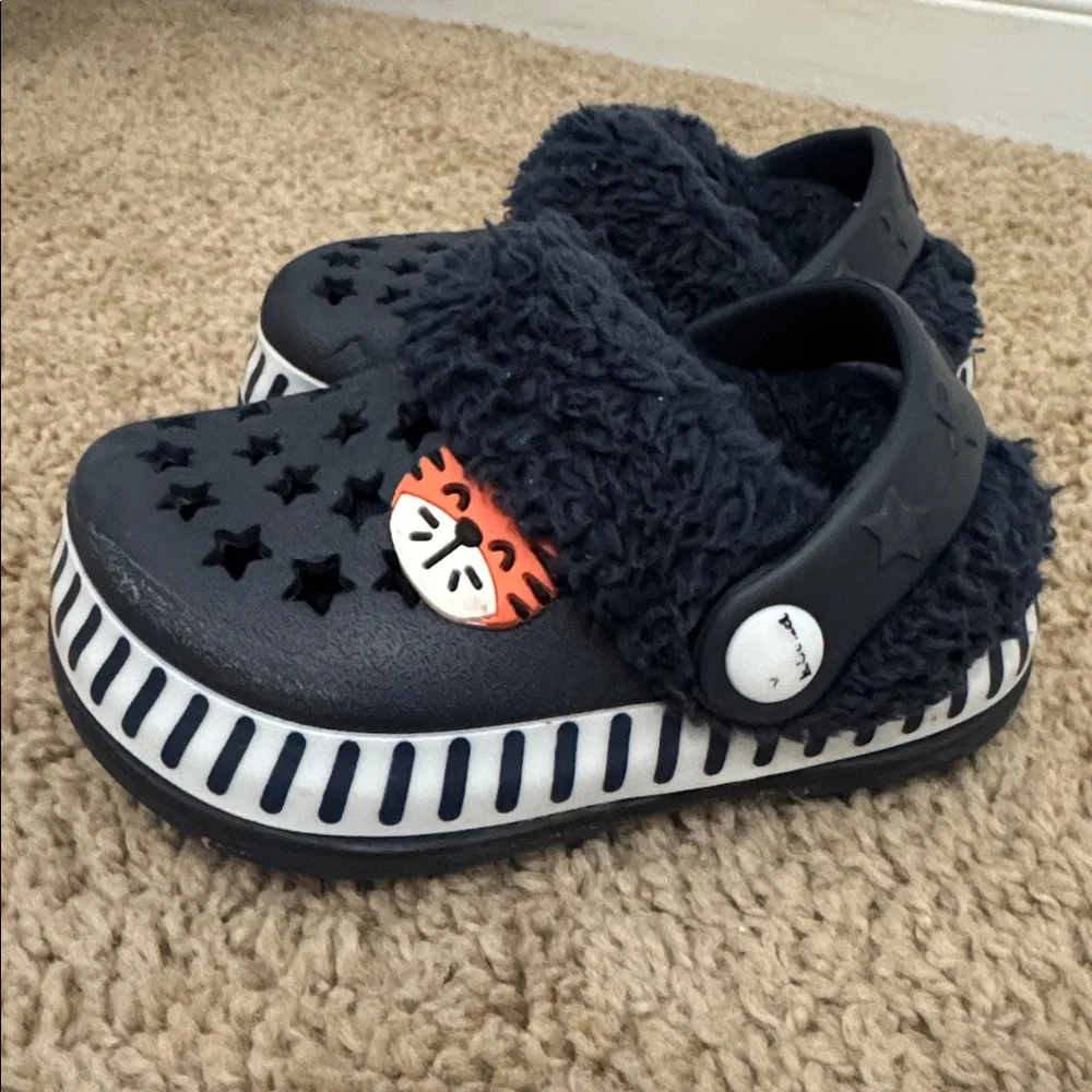 Kids Fuzzy Lined Slippers Toddler Slip On Shoes Navy Blue Size 4 Used